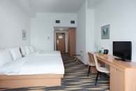 Superior room with 2 large beds and sofa: Photo 6