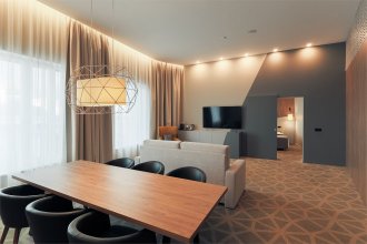 Номер Люкс, с видом на город - с большой двуспальной кроватью и диваном: Фотография 3