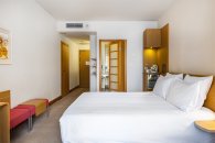 Standard room with a double bed for people with limited mobility: Photo 5