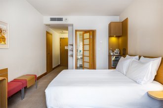 Standard room with a double bed for people with limited mobility: Photo 2