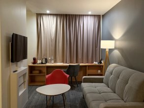 Superior Room - with a double bed and a sofa: Photo 8