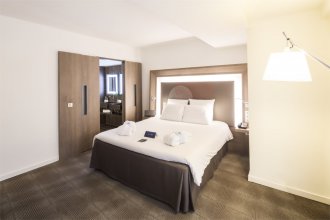 Family Room with a double bed and a sofa, city view: Photo 6
