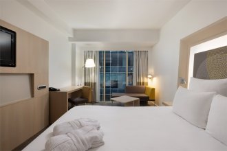 Standard Room with a Queen bed, atrium view: Photo 3