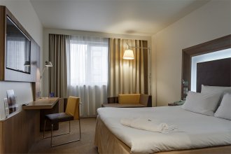 Standard Room - with one double bed with a view of the city: Photo 1