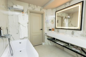 Suite Double Bed Room: Photo 8
