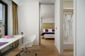Two-room SO VIP suite with a view of Voznesensky Prospekt – with a large double bed: Photo 5