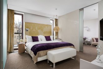 Two-room SO Suite with a loggia overlooking the courtyard – with a large double bed: Photo 1