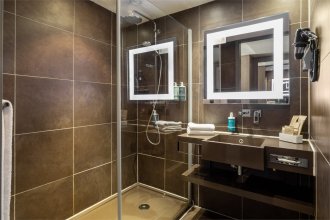 Superior Room with a Queen bed, city view: Photo 6