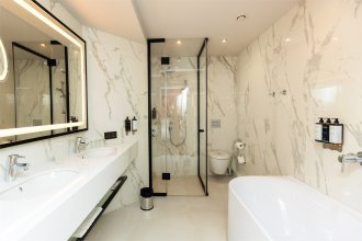 Suite Double Bed Room: Photo 9