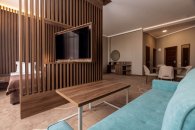 Executive Suite with a double bed, two single beds and a sofa bed: Photo 8