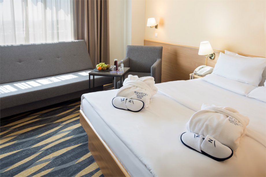 Executive room with double bed and sofa