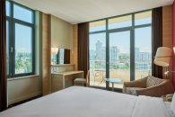 Privilege room with a balcony and a view of the city - with a double bed: Photo 8