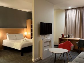 Superior Room - with a double bed and a sofa: Photo 7