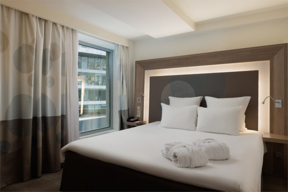 Executive Room with a double bed, city view