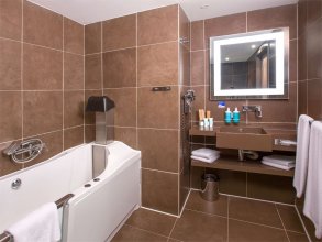Family Room, for people with limited mobility - with a double bed, city view: Photo 2