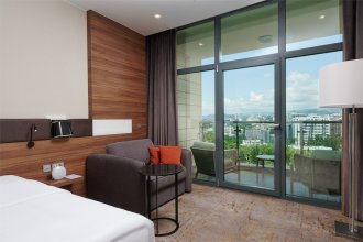 Executive room on the club floor, with a view of the city – with a double bed: Photo 2