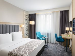 Suite with Double Bed and Sofa: Photo 2