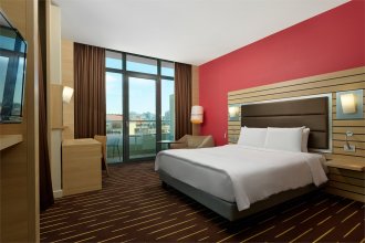 Privilege room with a balcony and a view of the city - with a double bed: Photo 8