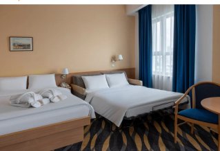 Superior room with a double bed and sofa bed: Photo 6