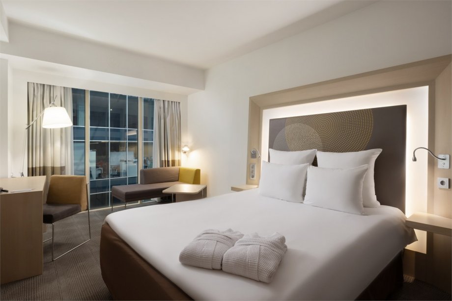 Standard Room with a Queen bed, atrium view