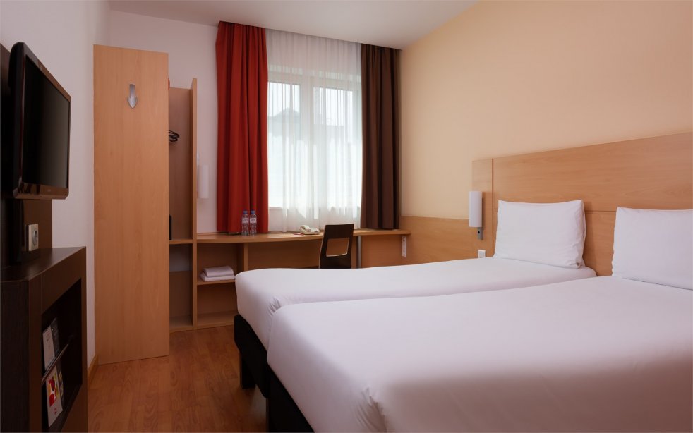 Standard room with 2 single beds