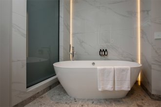 Superior Suite, with city view - with 1 double bed and a sofa: Photo 9