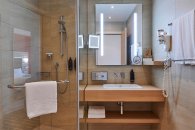 Classic superior room with a view of the city - with a double bed: Photo 3