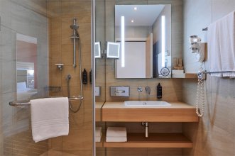 Classic superior room with a view of the city - with a double bed: Photo 1