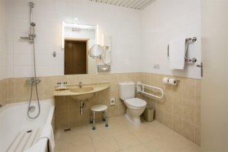Standard room for people with disabilities - with double bed and sofa: Photo 5