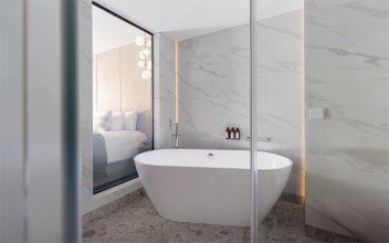 Superior Suite, with city view - with 1 double bed and a sofa: Photo 8