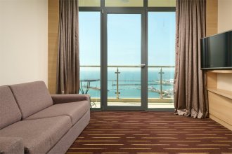 Suite Room with a Balcony and sea View - with a large double bed and sofa: Photo 6