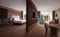 This apartment has 2 bedrooms, a dining area, a kitchen and 2 balconies with pool views.: Photo 11