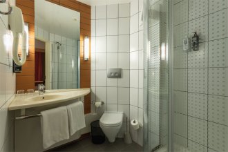 Улучшенный номер - с одной большой кроватью: Фотография 2
